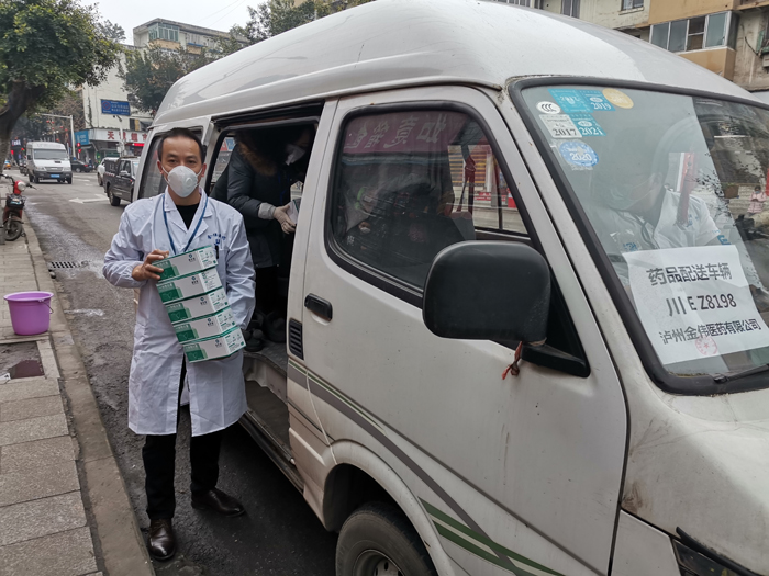 疫情期間為納溪區藥店免費配送口罩 (1)